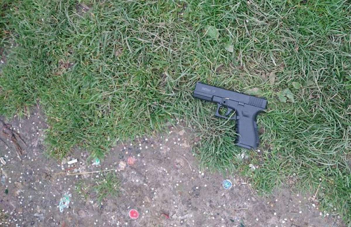 Двоє п'яних чоловіків стріляли в парку зі стартового пістолета у Львові