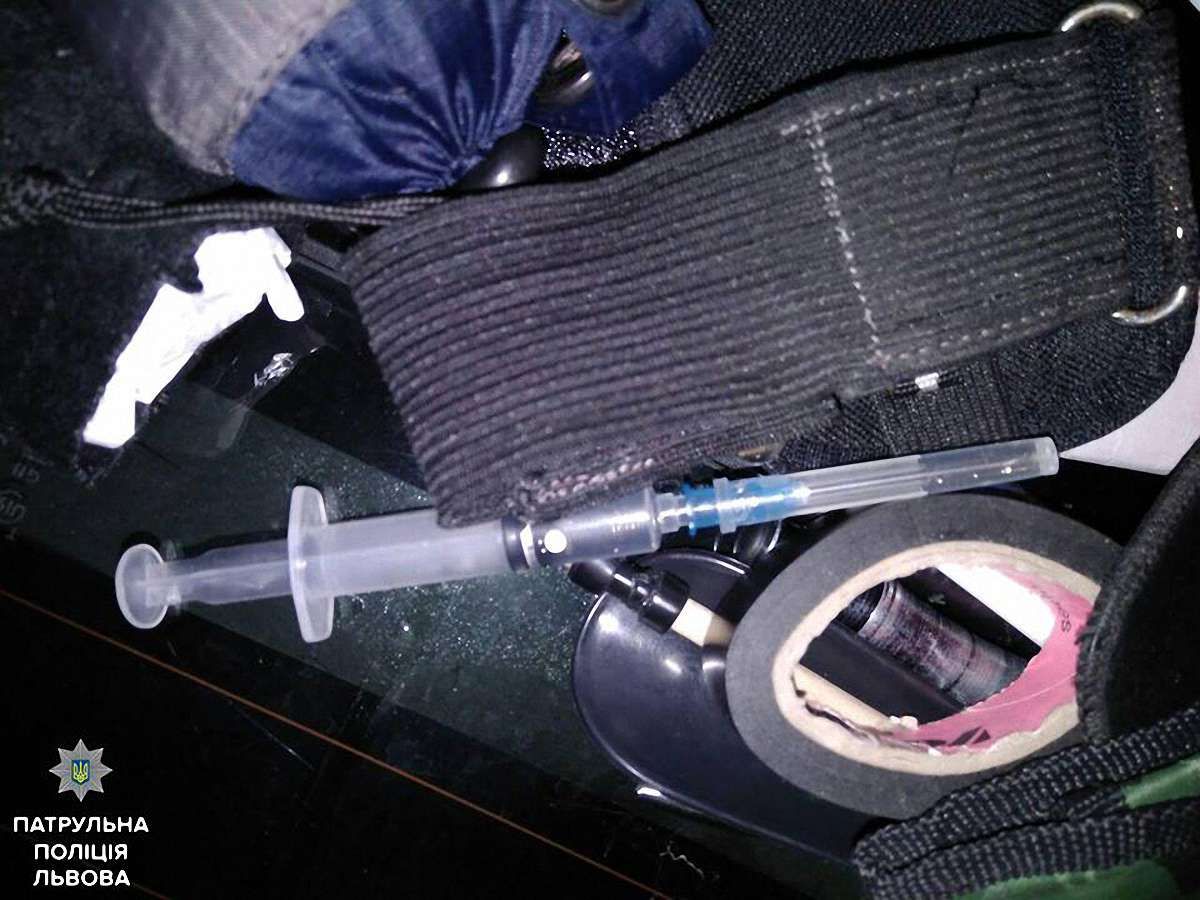 У трьох чоловіків у Львові поліція виявила наркотичні препарати