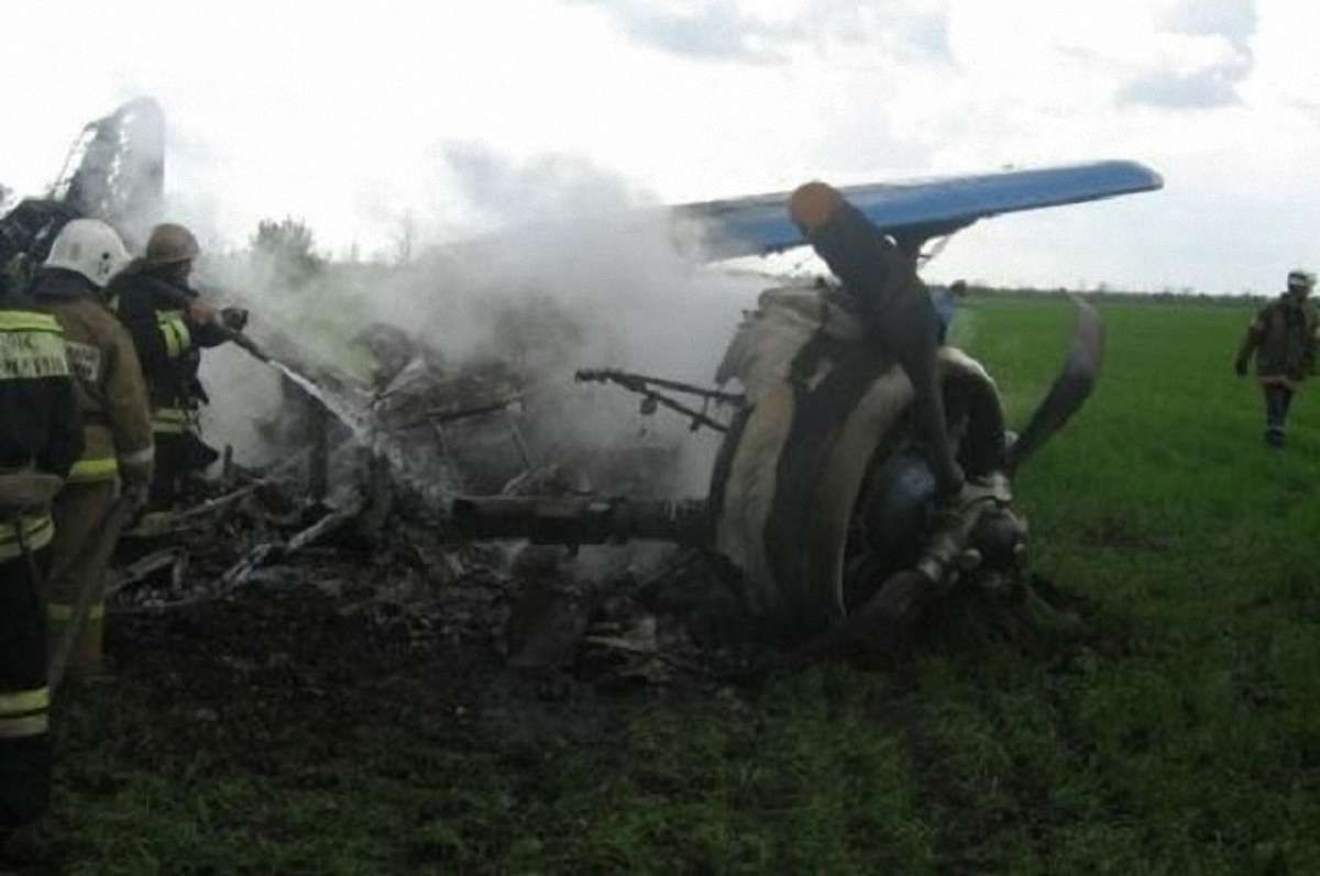 У передмісті Чернігова розбився легкомоторний літак, пілот загинув на місці