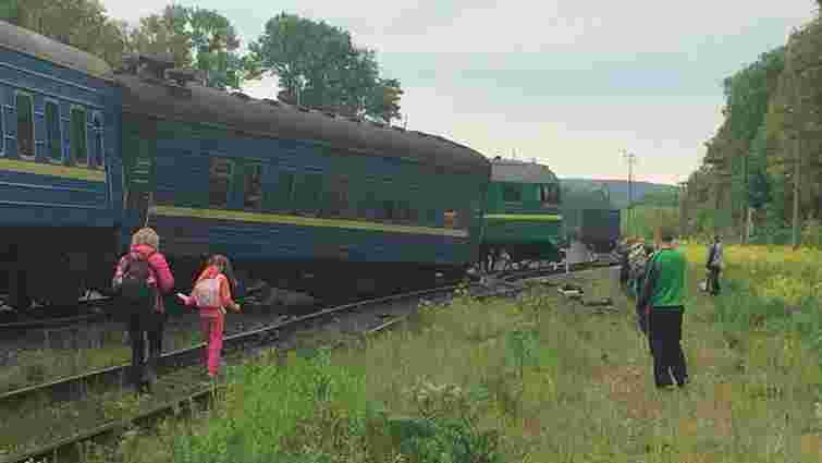 На Хмельниччині зіткнулися пасажирський і вантажний потяги, постраждали 6 осіб