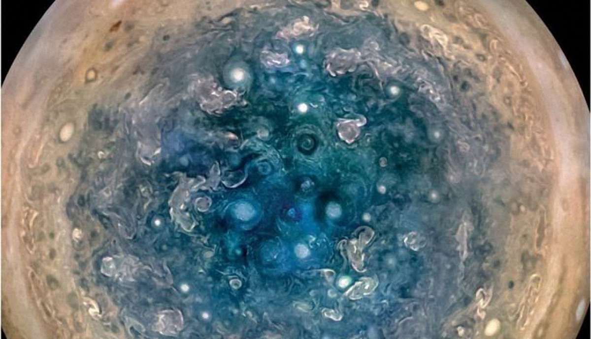 Науковці NASA вперше отримали світлини зроблені у безпосередній близькості від Юпітера
