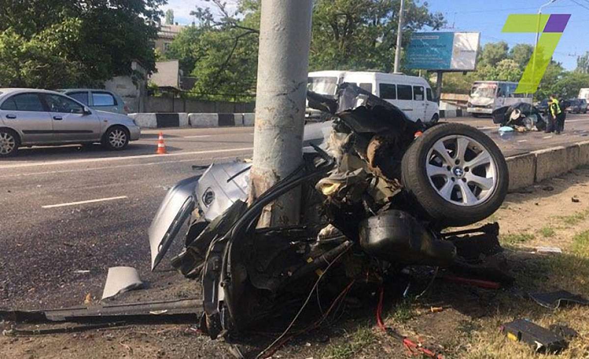 В Одесі BMW розірвало навпіл від удару у стовп