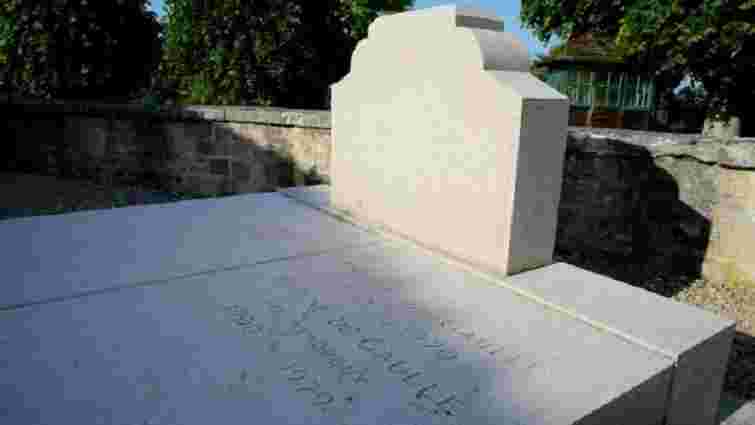У Франції злочинець повалив хрест на могилі Шарля де Голля