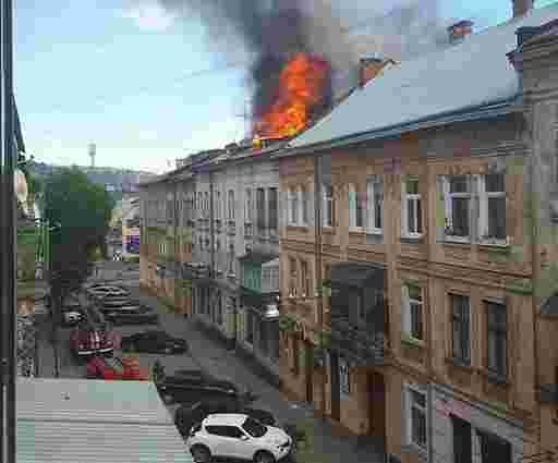 У Львові сталася пожежа на даху житлового будинку