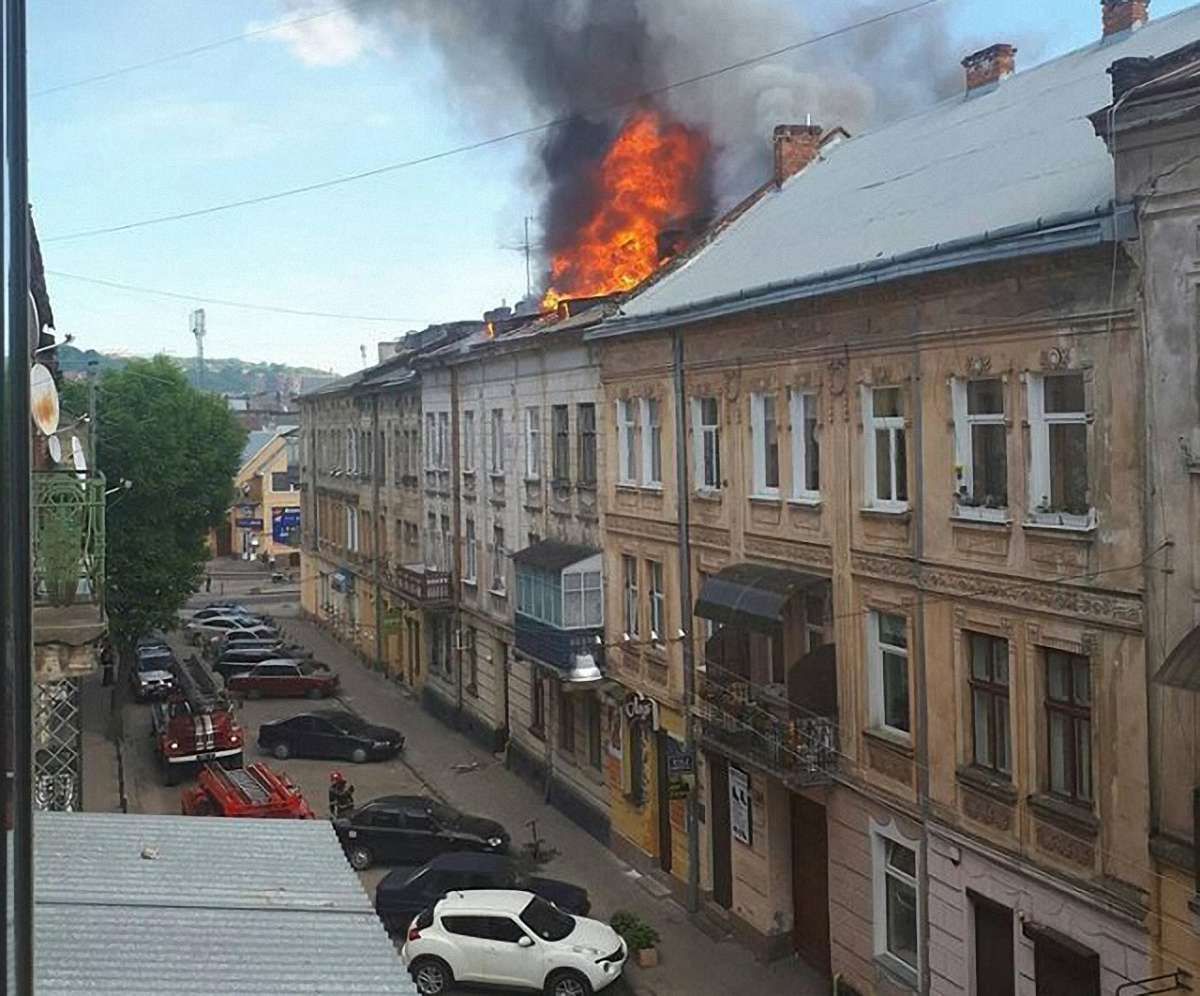 У Львові сталася пожежа на даху житлового будинку