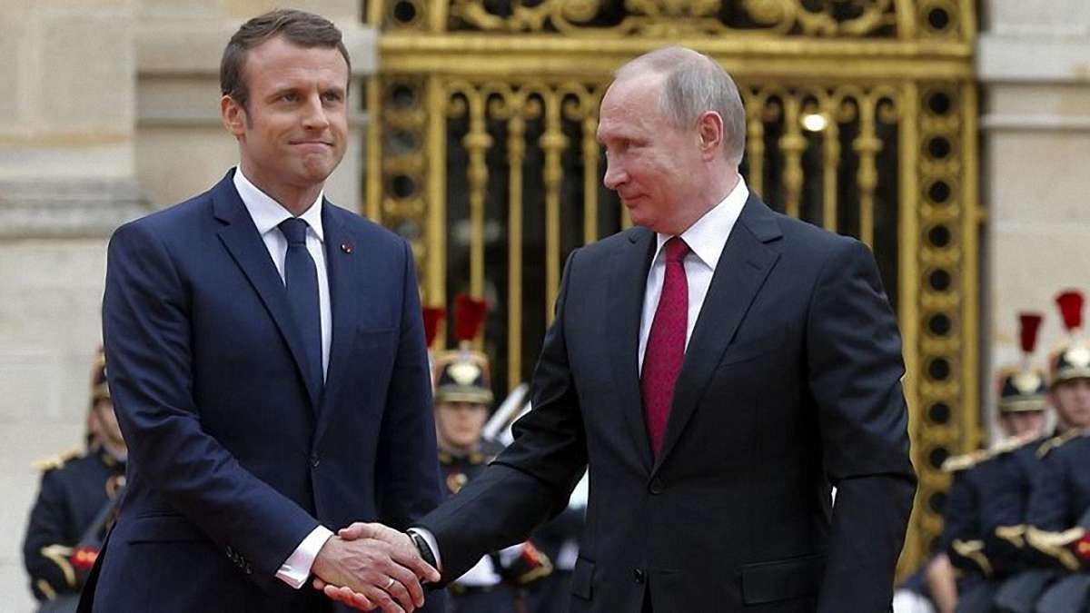 Макрон попередив Путіна про посилення санкцій у разі загострення на Донбасі
