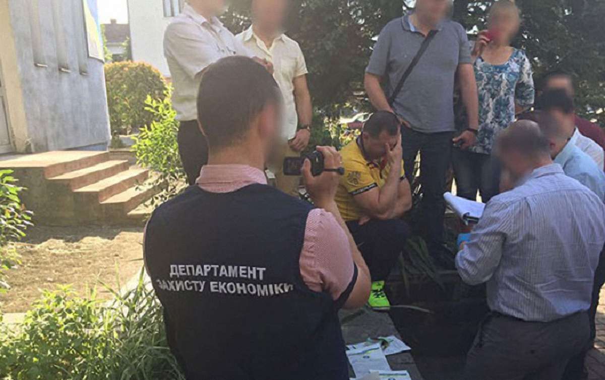Мера закарпатського міста Чоп, головного архітектора і депутата міськради затримали на хабарі