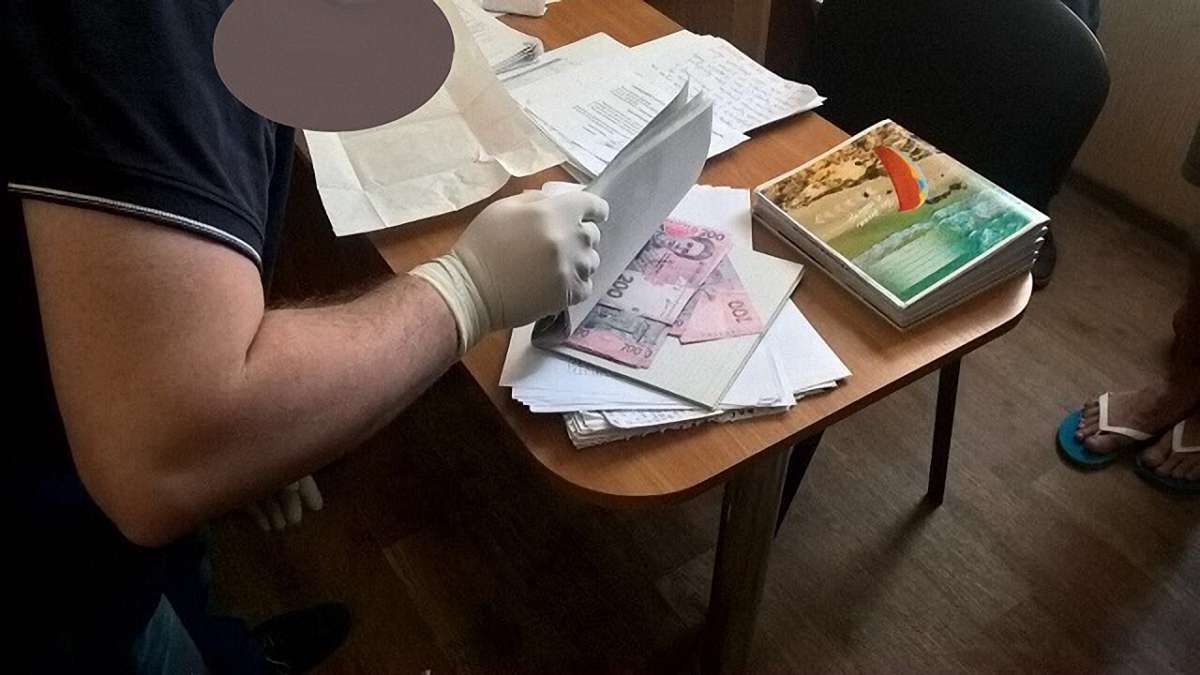 В Умані декан університету вимагав гроші від студента