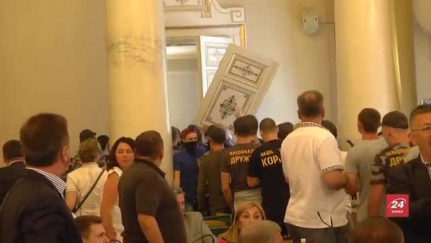 Праворадикали захопили сесійну залу Львівської облради