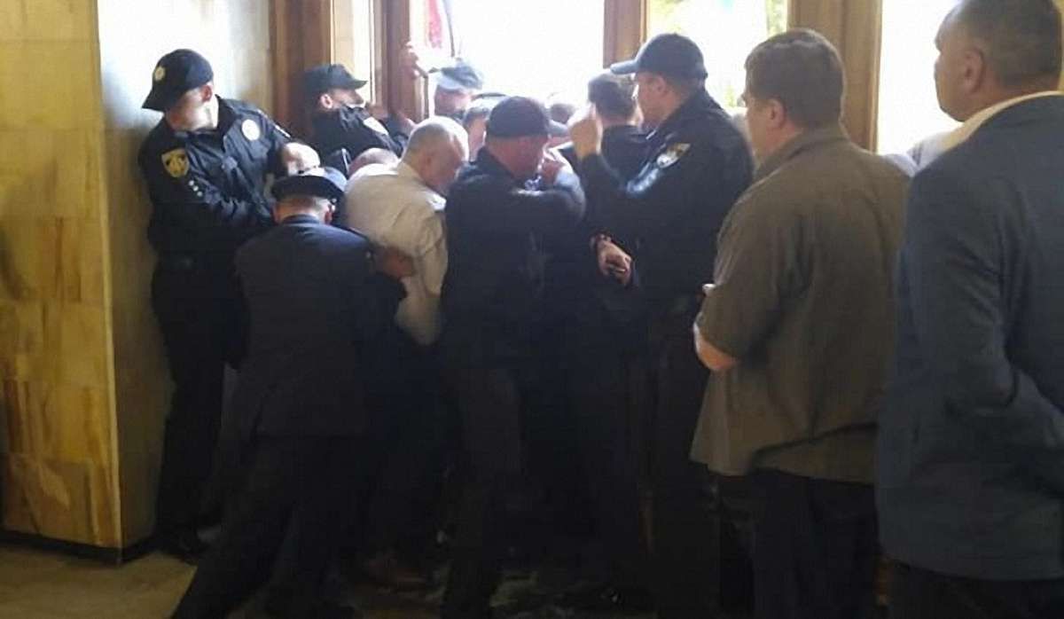 Під час захоплення праворадикалами Львівської облради постраждала вагітна журналістка