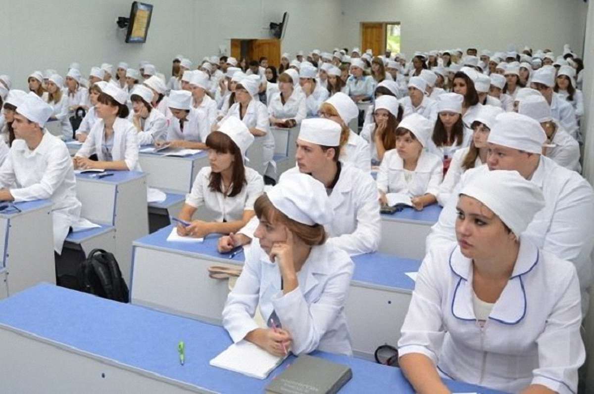 Студентів-медиків звільнили від обов'язкового відпрацювання після вишу