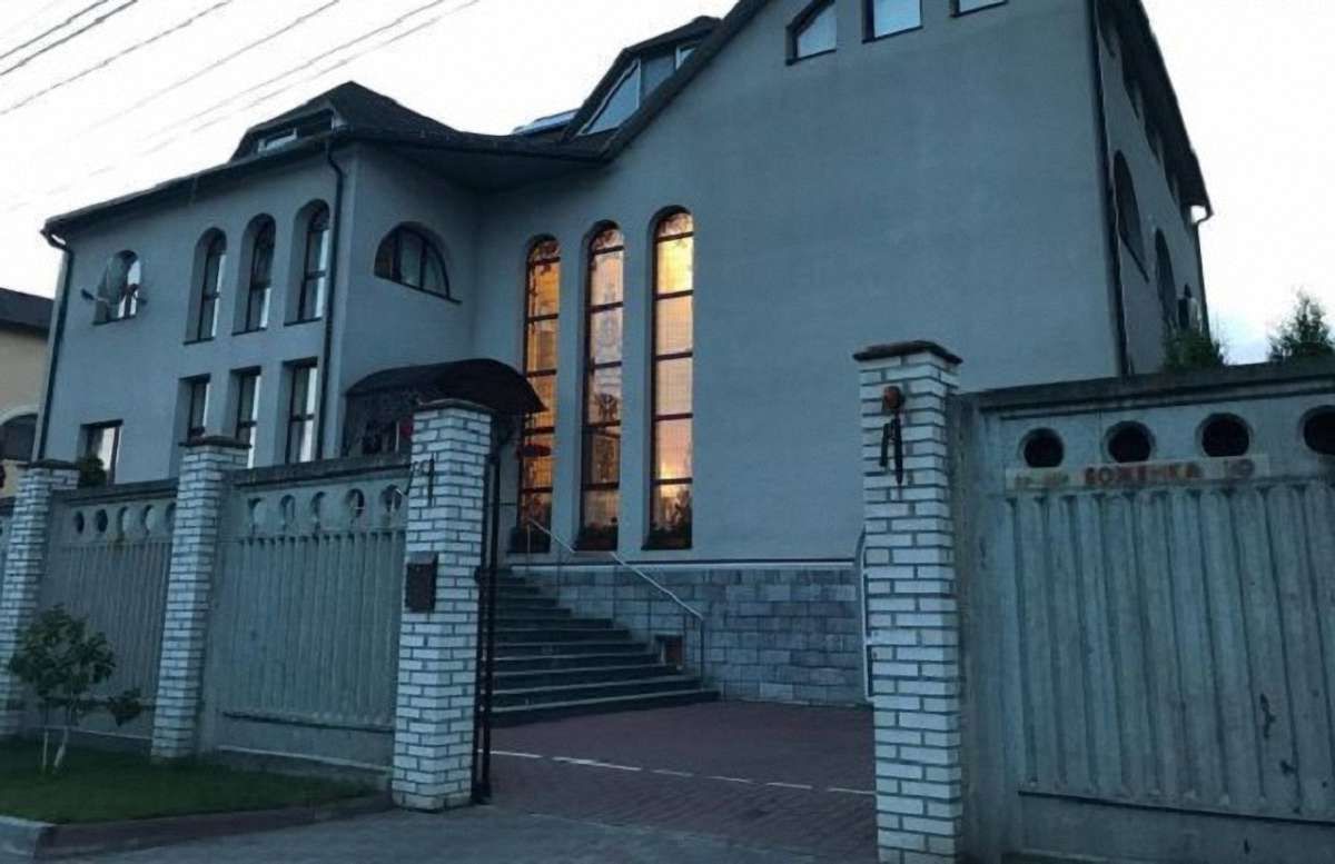 Люди несуть квіти до резиденції Любомира Гузара під Києвом 