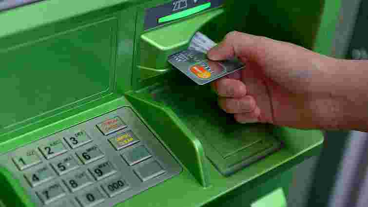 Українці почали частіше платити банківськими картками і рідше знімають готівку