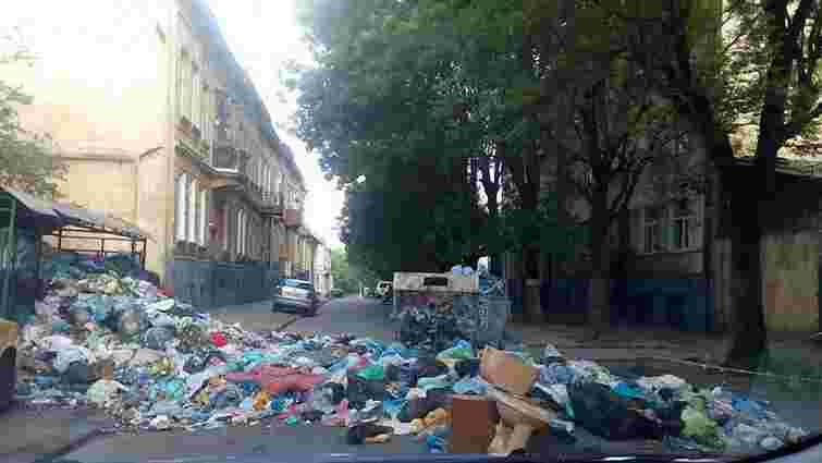 Ще одну вулицю Львова заблокували сміттям