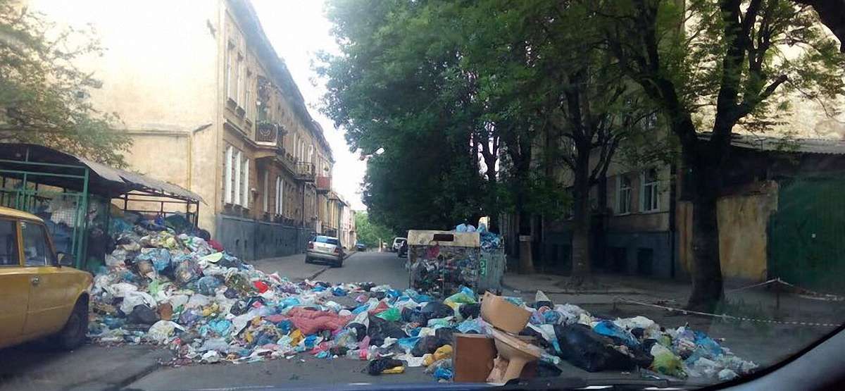 Ще одну вулицю Львова заблокували сміттям