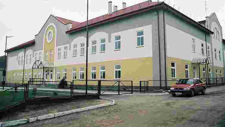 МЗС Польщі вимагає розслідувати підпал польської школи у Мостиськах