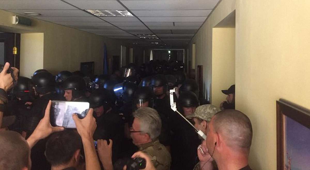 У Київраді побилися поліцейські та праворадикали зі «Свободи» та «Правового сектору»