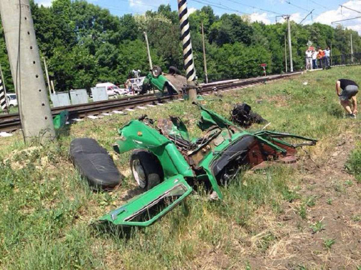 У Чернігівській області поїзд розчавив «Запорожець» разом з водієм