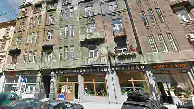 Вночі у центрі Львова 20-річний хлопець вистрибнув з вікна п’ятого поверху