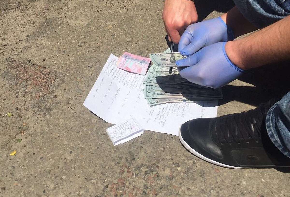 У Львові затримали директора фірми за спробу дати хабар прокурору