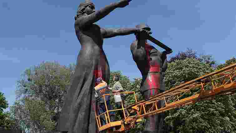 Комунальники відмивають облитий фарбою Монумент Слави