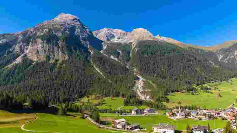 Мешканці одного із швейцарських сіл заборонили туристам фотографувати Альпи