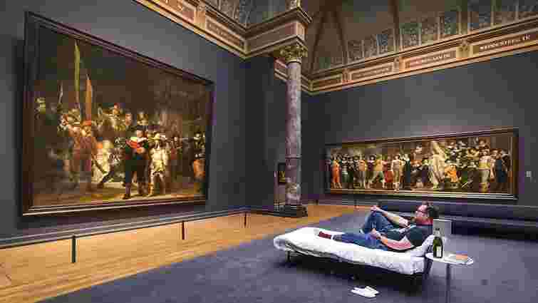 В Амстердамі відвідувачеві музею дозволили переночувати перед картиною Рембрандта