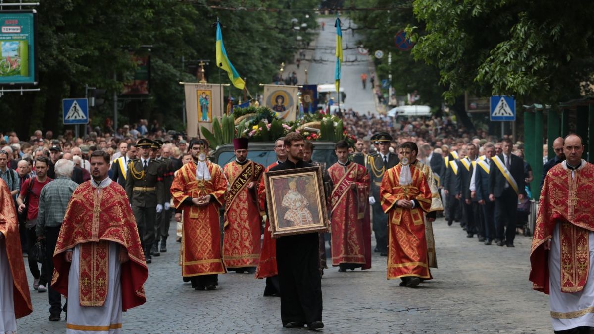 Процесія з тілом Блаженнійшого Любомира Гузара прибула до Києва