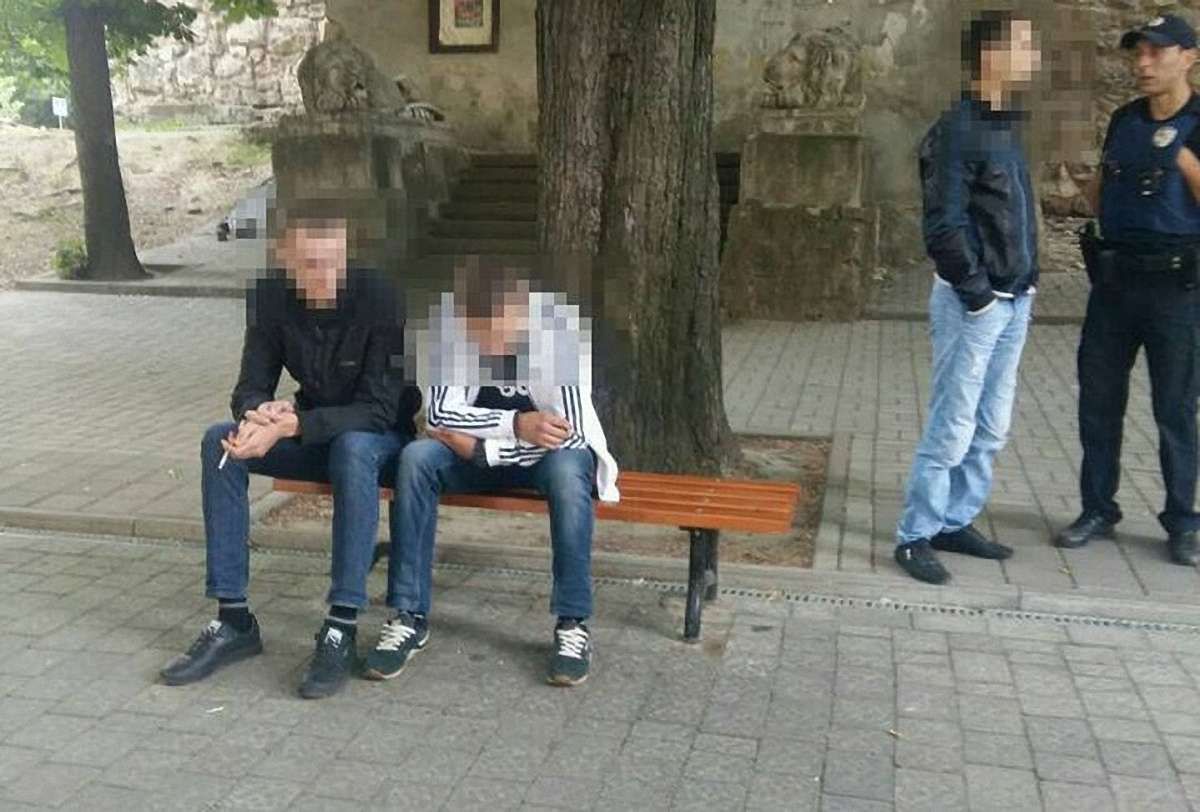У центрі Львова поліція затримала чотирьох грабіжників