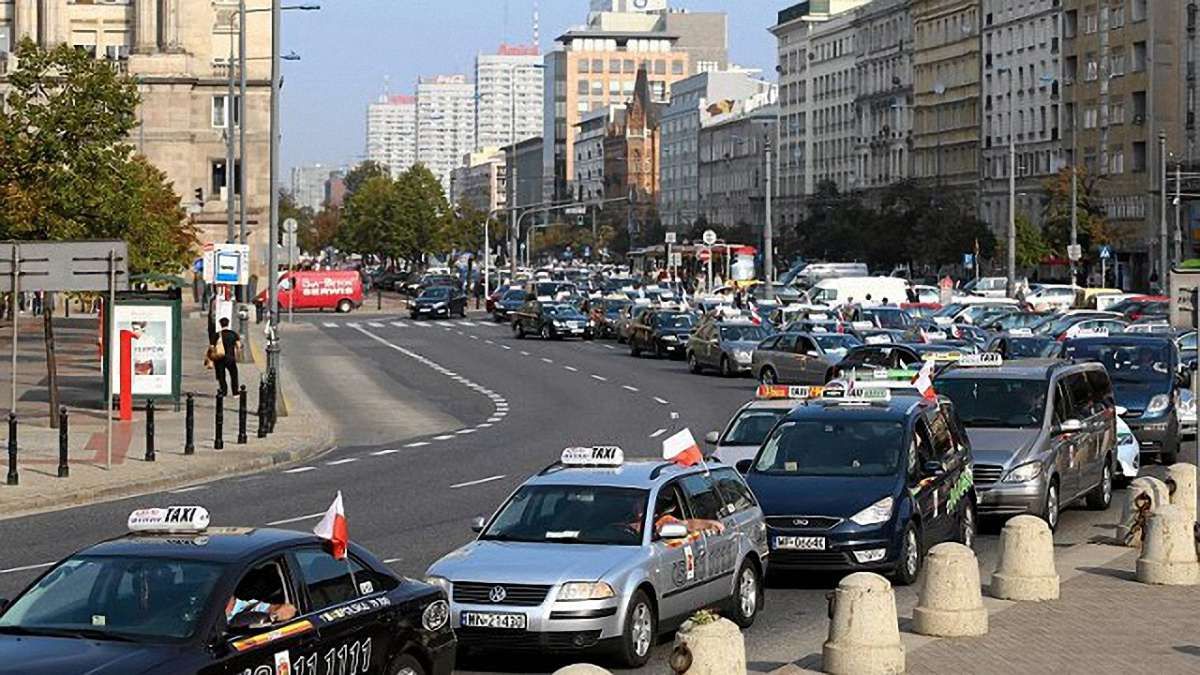У чотирьох містах Польщі страйкують водії таксі