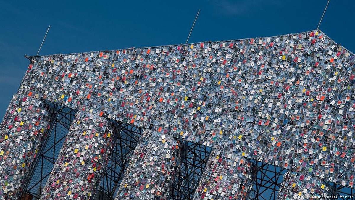 У Німеччині спорудили копію афінського античного храму із 100 тис. цензурованих книжок