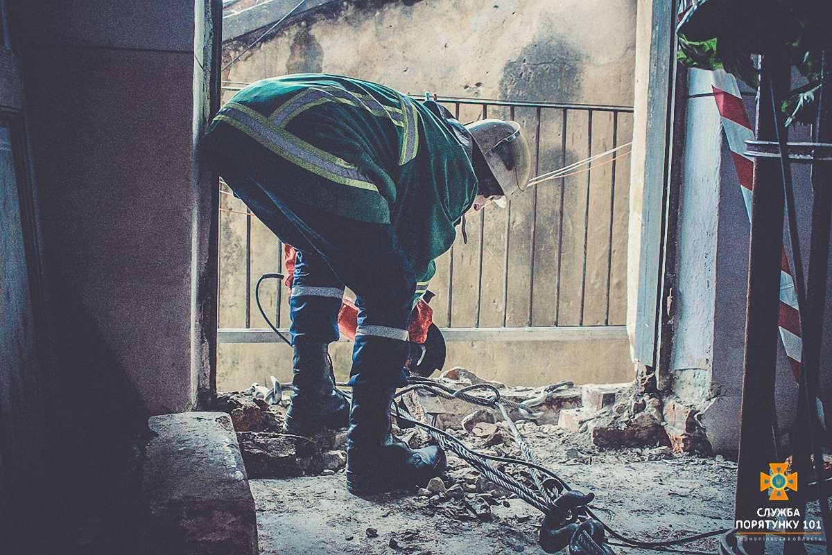 На Тернопільщині обвалився балкон з людьми, дві особи потрапили до лікарні