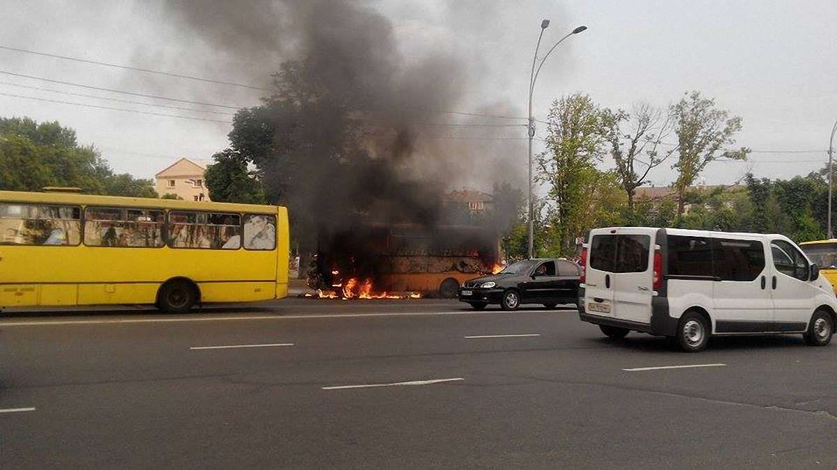 В Броварах під час руху загорівся маршрутний автобус з пасажирами