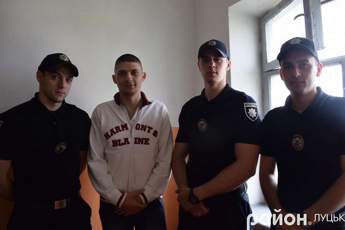У Луцьку патрульні врятували самогубця, який намагався вистрибнути з дев'ятого поверху