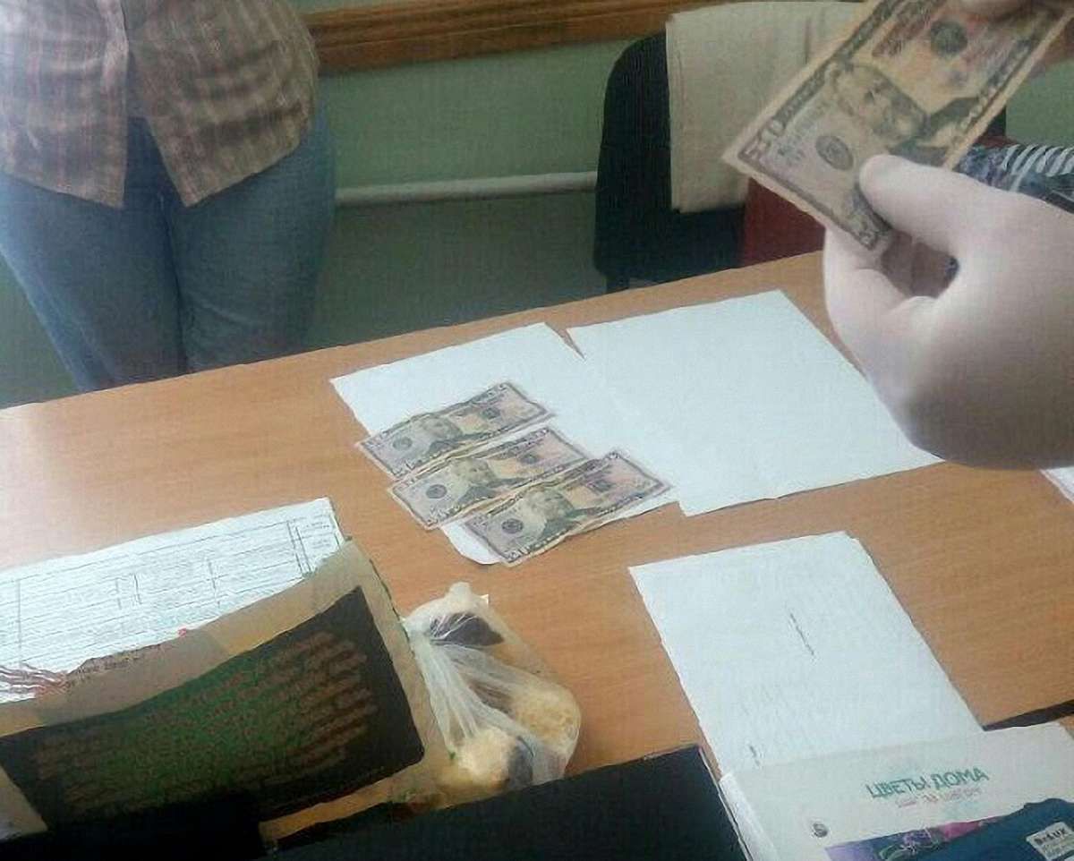 На Тернопільщині доцент вишу вимагала $200 за вдалий захист дипломної роботи