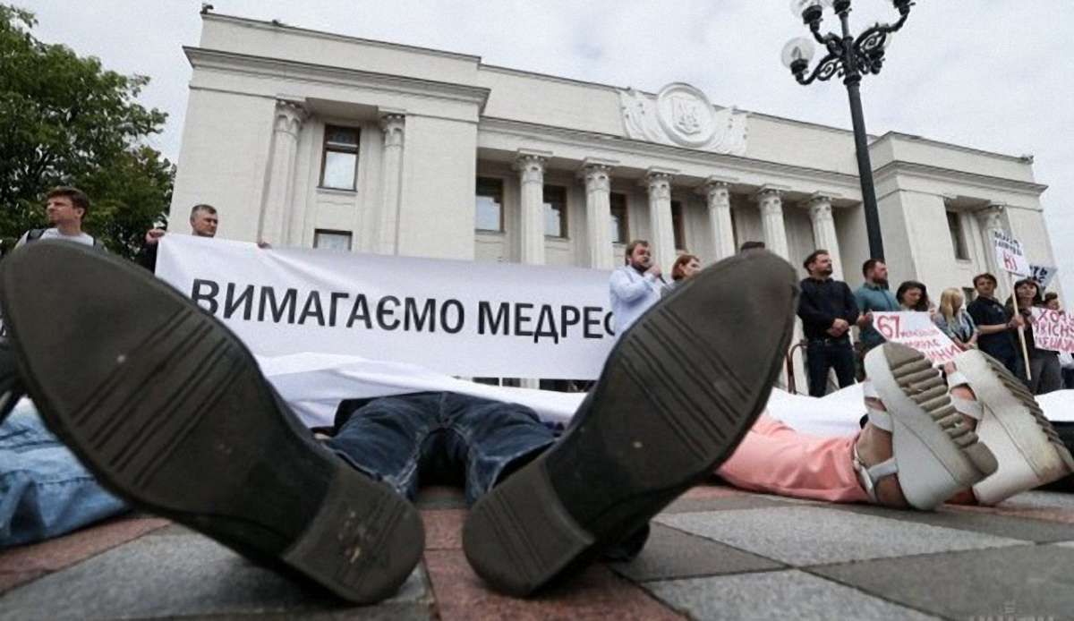 «П'яна нянечка дала мені випити перекису водню»