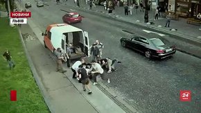 Прокатні машинки перед оперним театром у Львові на рік вилучатимуть у власників