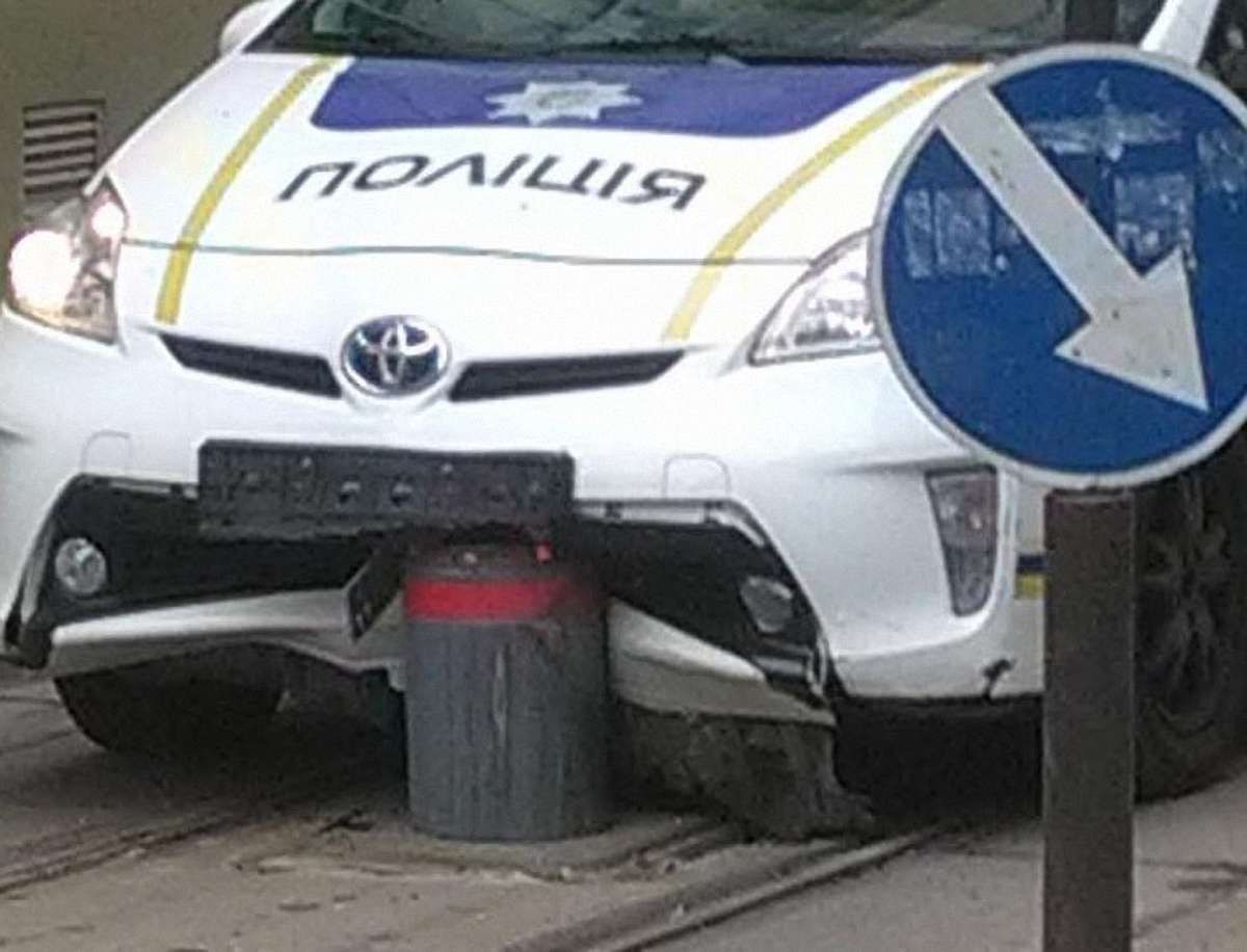 У центрі Львова патрульне авто в’їхало у болард