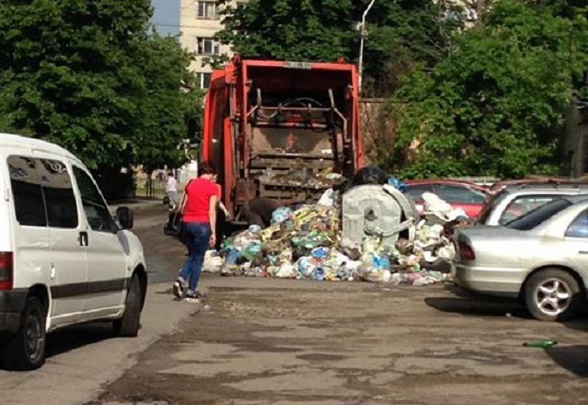 До вивезення сміття з Франківського району Львова додатково залучили двох перевізників