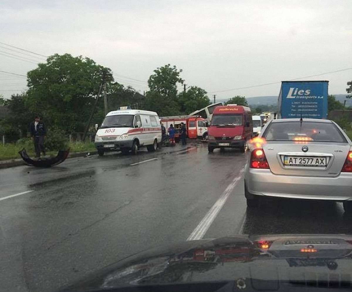На Івано-Франківщині зіткнулися пасажирський автобус та бензовоз