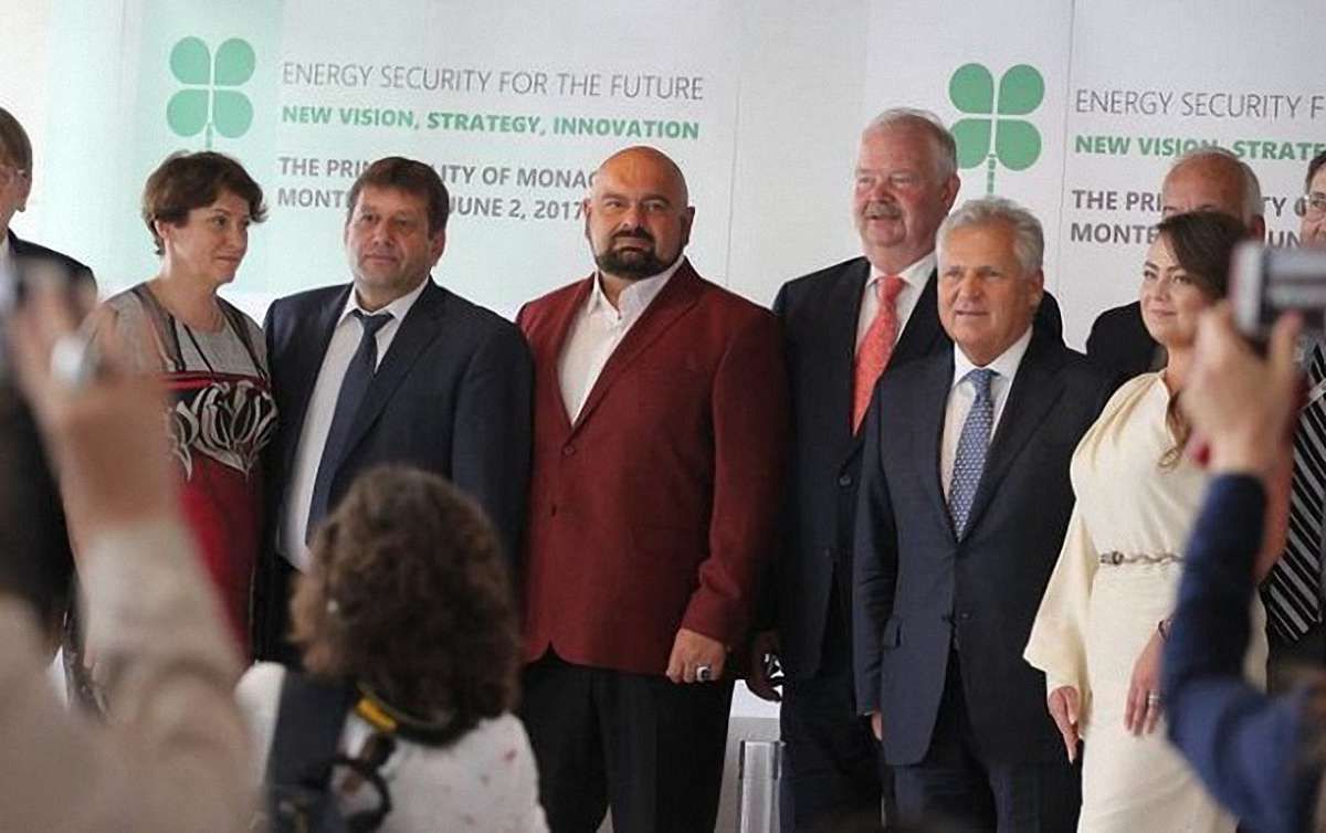 Представників Кабміну та ВРУ помітили на форумі міністра-втікача Злочевського в Монако