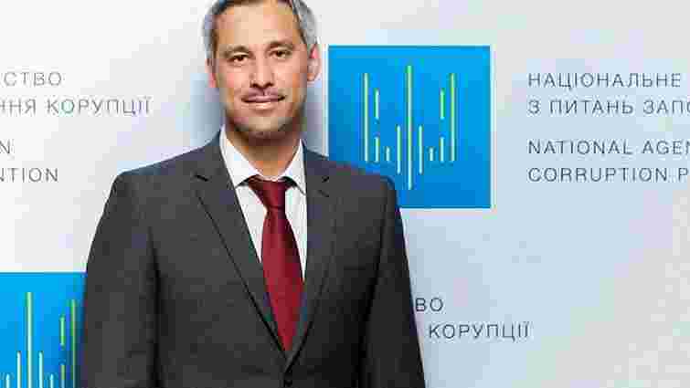 Член НАЗК Руслан Рябошапка подав у відставку