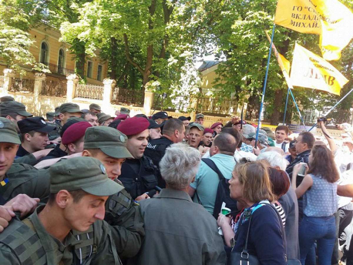 Біля Адміністрації президента сталися сутички між поліцією та вкладниками «Михайлівського»