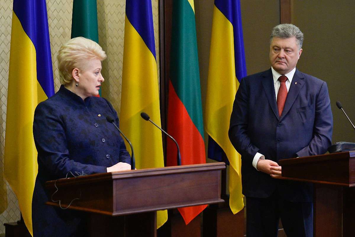 Литовські волонтери передали через президентку країни перископ для українських бійців