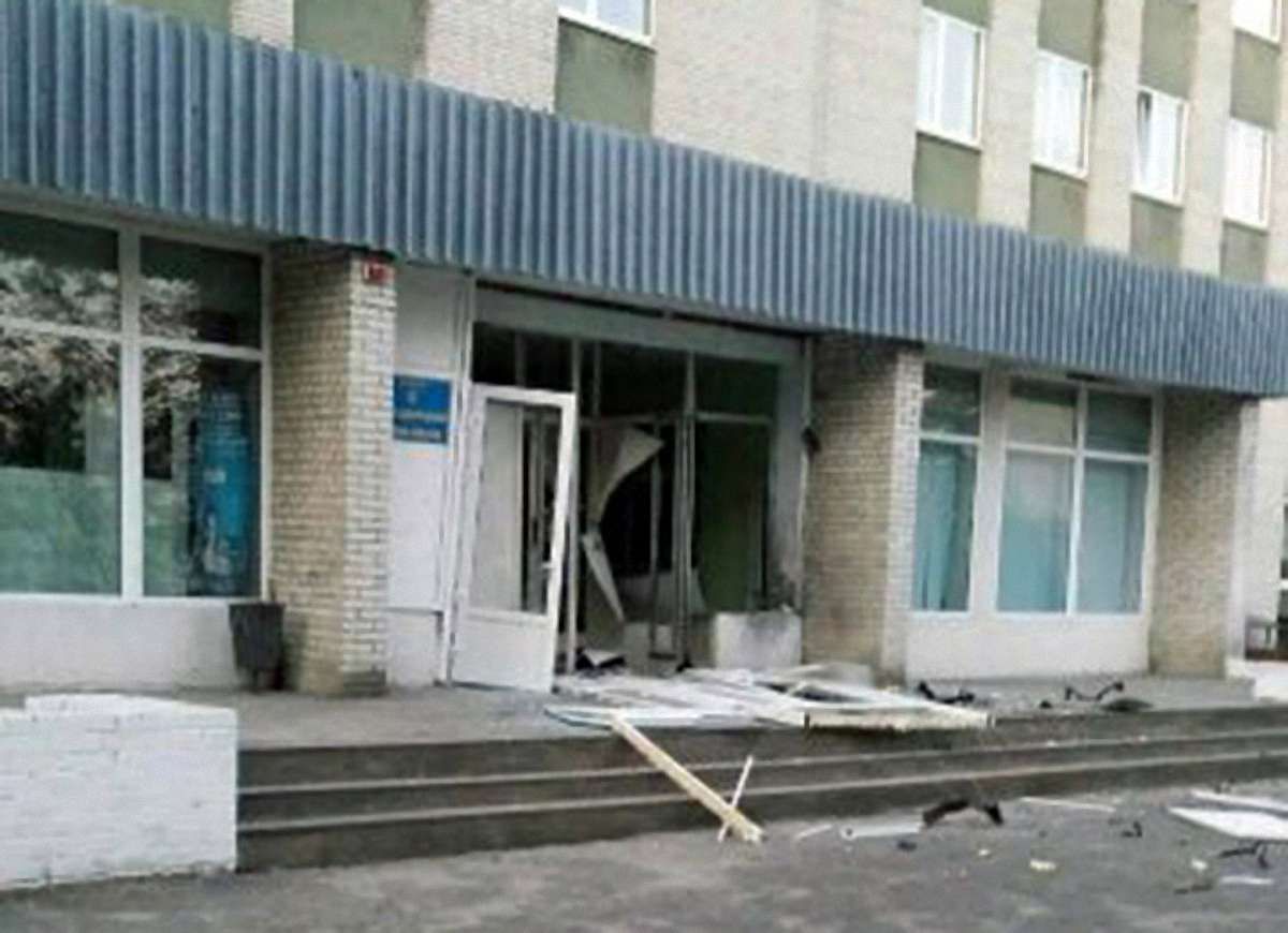 У Буській районній лікарні вночі підірвали банкомат