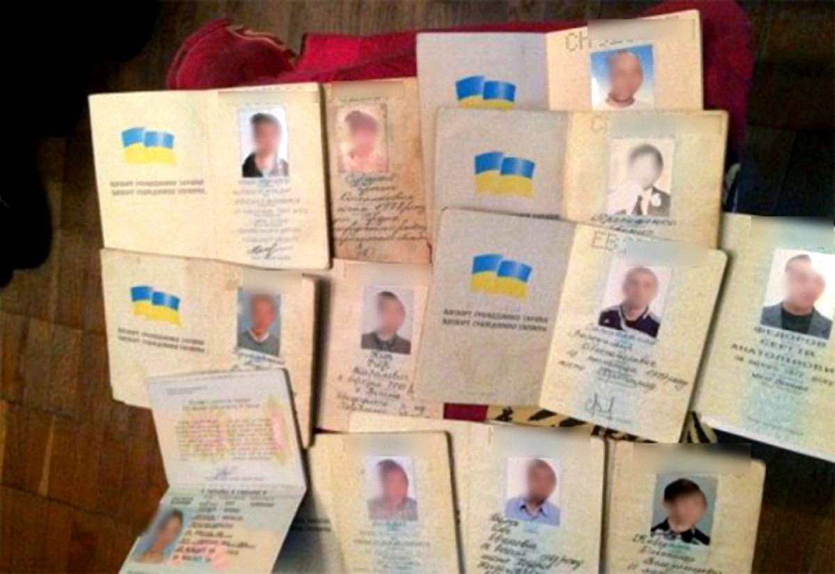 Працівника міграційної служби Львівщини засудили за видачу українських паспортів іноземцям