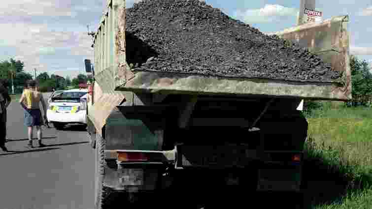 Львівські патрульні за підозрою у крадіжці затримали вантажівку із каменем