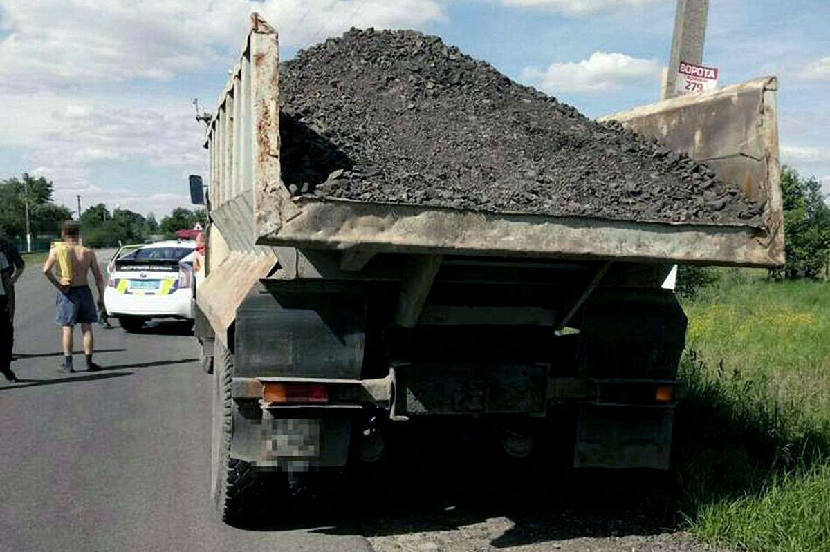 Львівські патрульні за підозрою у крадіжці затримали вантажівку із каменем