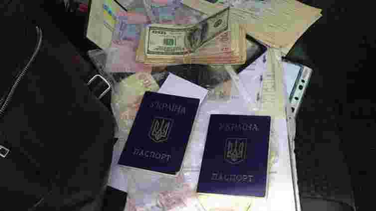 На Донеччині чиновника міграційної служби викрили на незаконному переоформленні паспортів