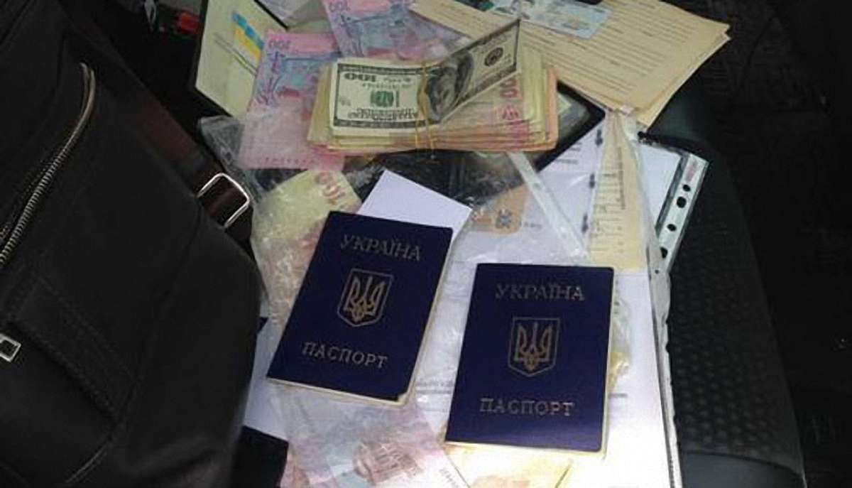 На Донеччині чиновника міграційної служби викрили на незаконному переоформленні паспортів